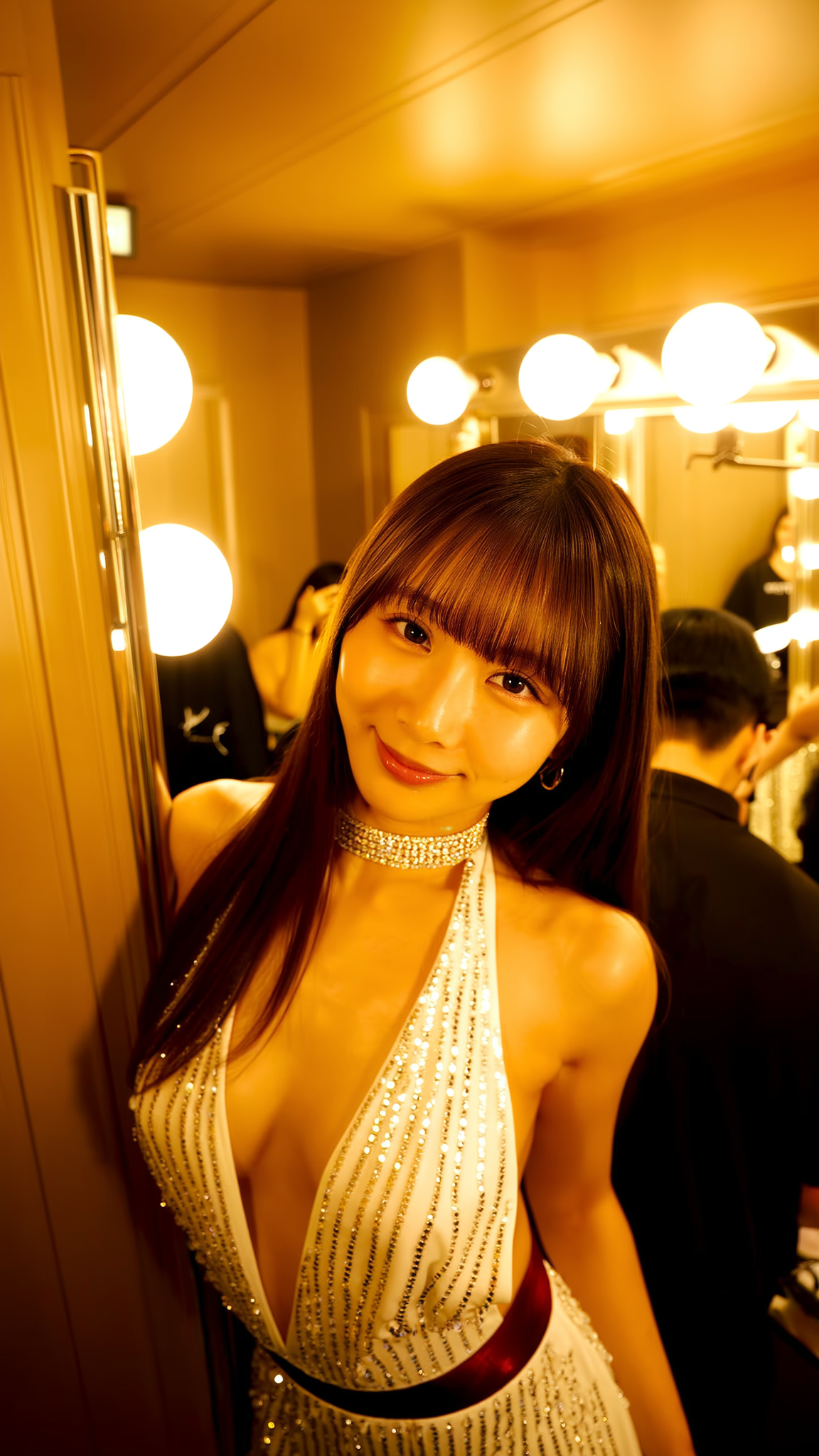 @comet.aiart Kさんの投稿 | 【楽屋の密事】ライブ直後の推しメンと急接近…🤫 ステージ衣装からはみ出す爆乳と、内緒の誘惑に釘付け！✨🎤 | J.fans